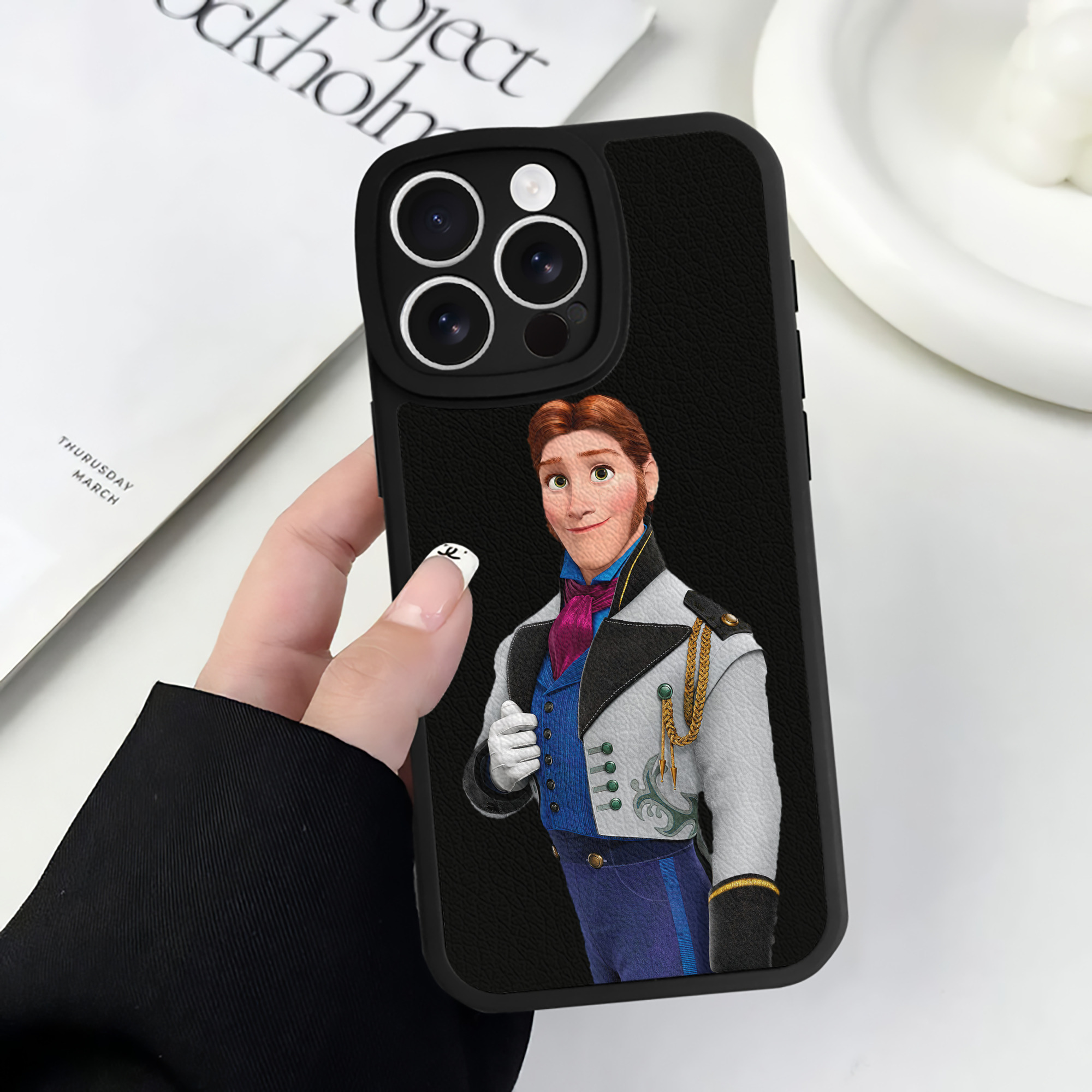 （画像用） アナと雪の女王 アンナ エルサ Frozen Anna Elsa 【iPhone 16シリーズ対応】シリコンスマホケース（レザー調） 材質：シリコン